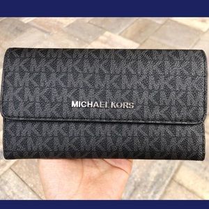 Gaby’sBags👜💕-NWT Michael Kors Trifold Wallet